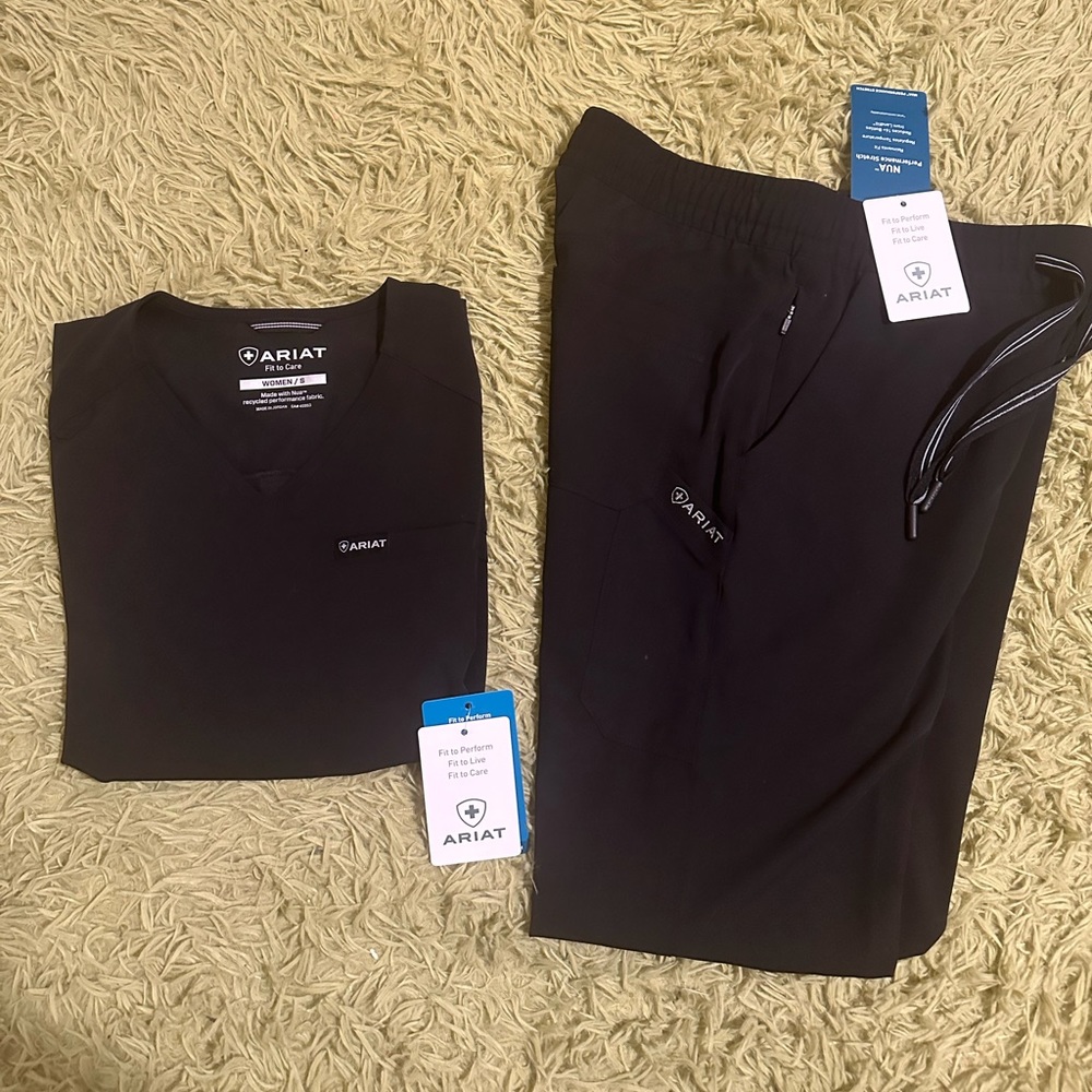 NWT ARIAT scrub set